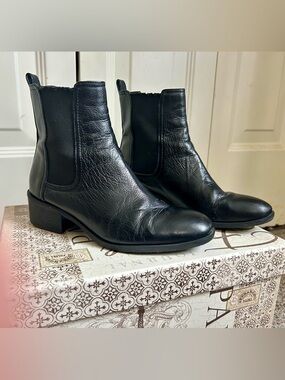 Bass Black Leather Chelsea Boots Size 6.5M Classic Ankle Boot Slip On Minimalist